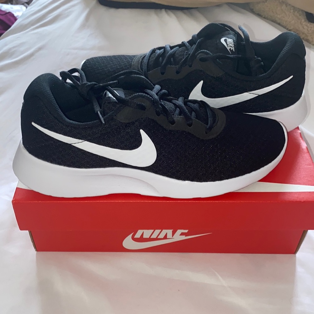 Nike Black and white Womens Tanjun